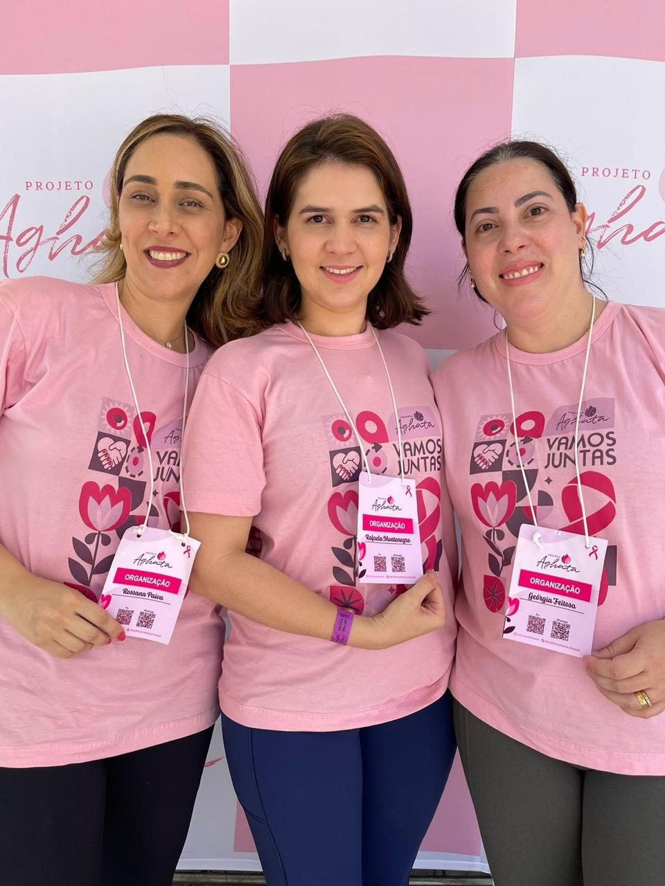 As três fundadoras do Projeto Aghata com a camiseta Vamos Juntas