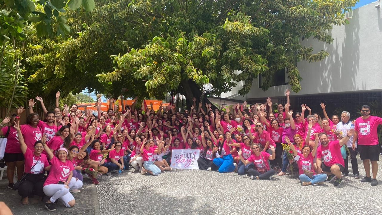 Participantes do Aghata Day 2 reunidas com as mãos para o alto